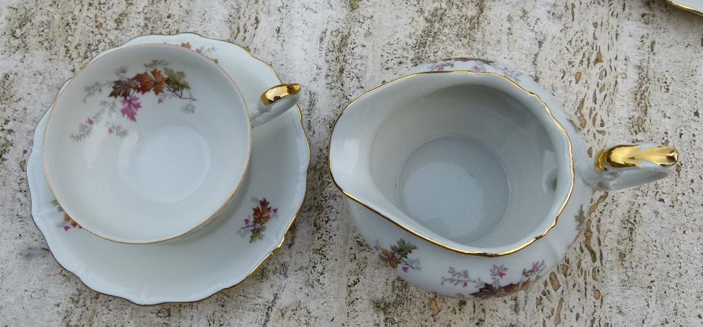 Valeram Rode Rozen met Goud 8 Thee Kop + Schotels en Melkkan, Nieuw, Ophalen of Verzenden, Wedgwood, Kop(pen) en/of Schotel(s)