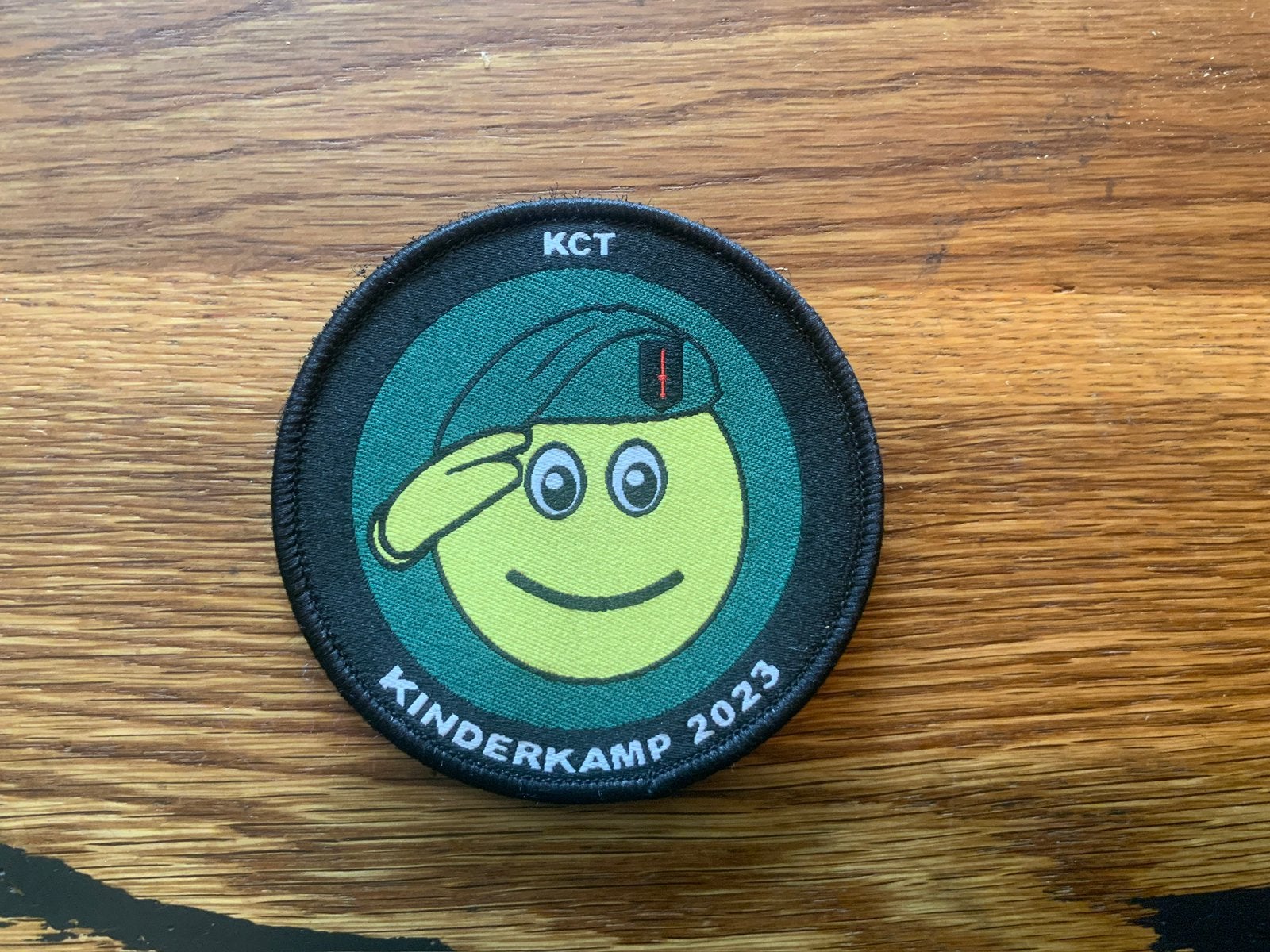 Badge KCT Kinderkamp 2024, Verzamelen, Verzenden, Landmacht, Nederland, Embleem of Badge
