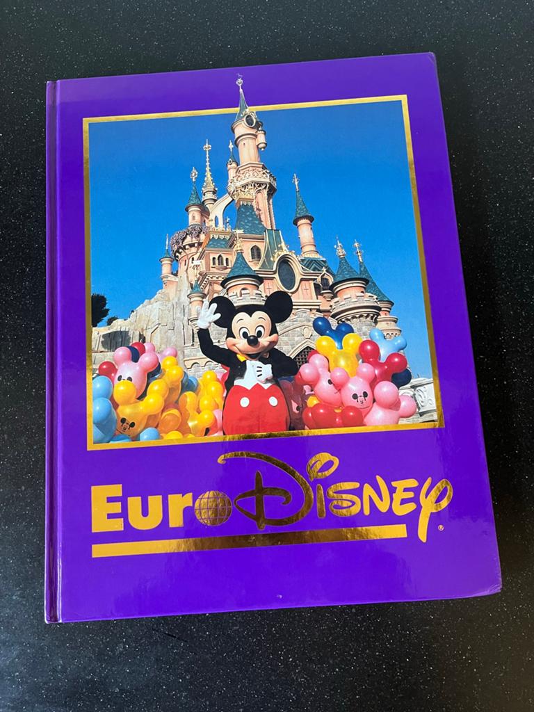 Euro Disney Jubileumboek, Verzamelen, Disney, Ophalen of Verzenden, Mickey Mouse, Zo goed als nieuw, Papier, Kaart of Schrift