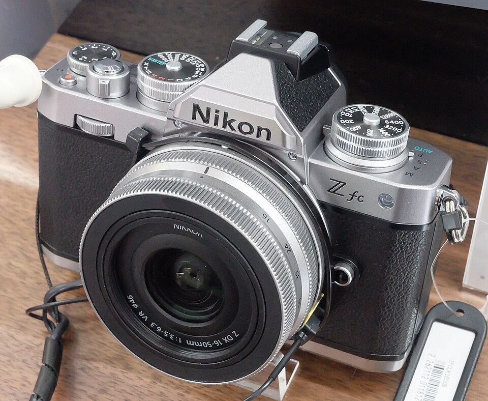 Nikon ZFC, Spiegelreflex, 21 megapixels, Zo goed als nieuw, Accu
