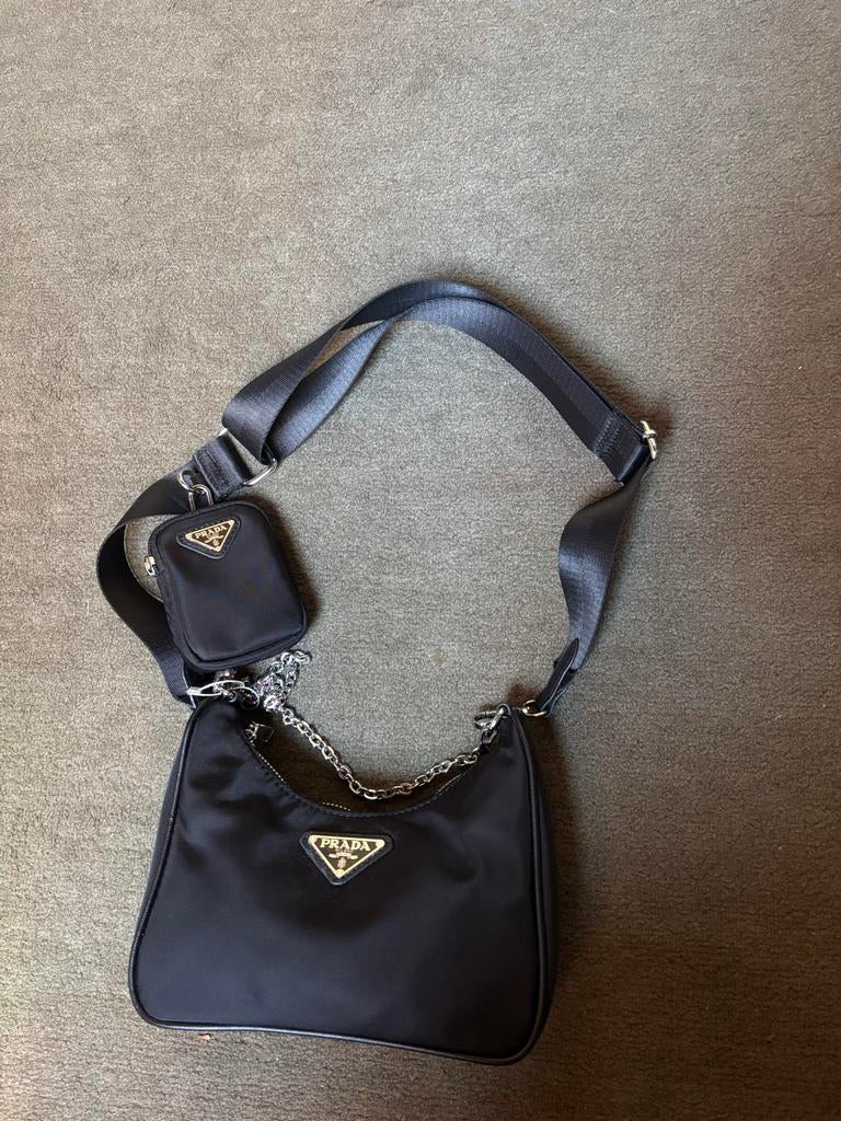 Prada Re-Edition 2005 Schoudertasje met Pouch, Ophalen of Verzenden, Zo goed als nieuw, Zwart, Schoudertasje