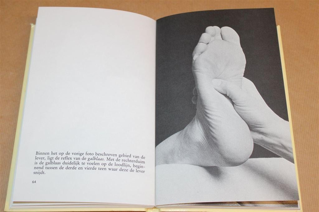 Reflexzonetherapie via Voetmassage — Rijk Geïllustreerd, Boeken, Ophalen of Verzenden, Gelezen, Overige onderwerpen, Achtergrond en Informatie