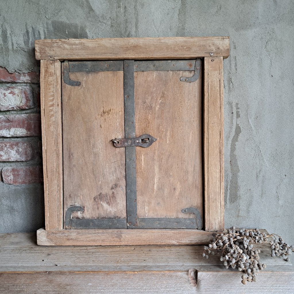 Landelijk houten luik luikje met ijzerbeslag India *Etage3*, Huis en Inrichting, ., Ophalen of Verzenden, Zo goed als nieuw, .