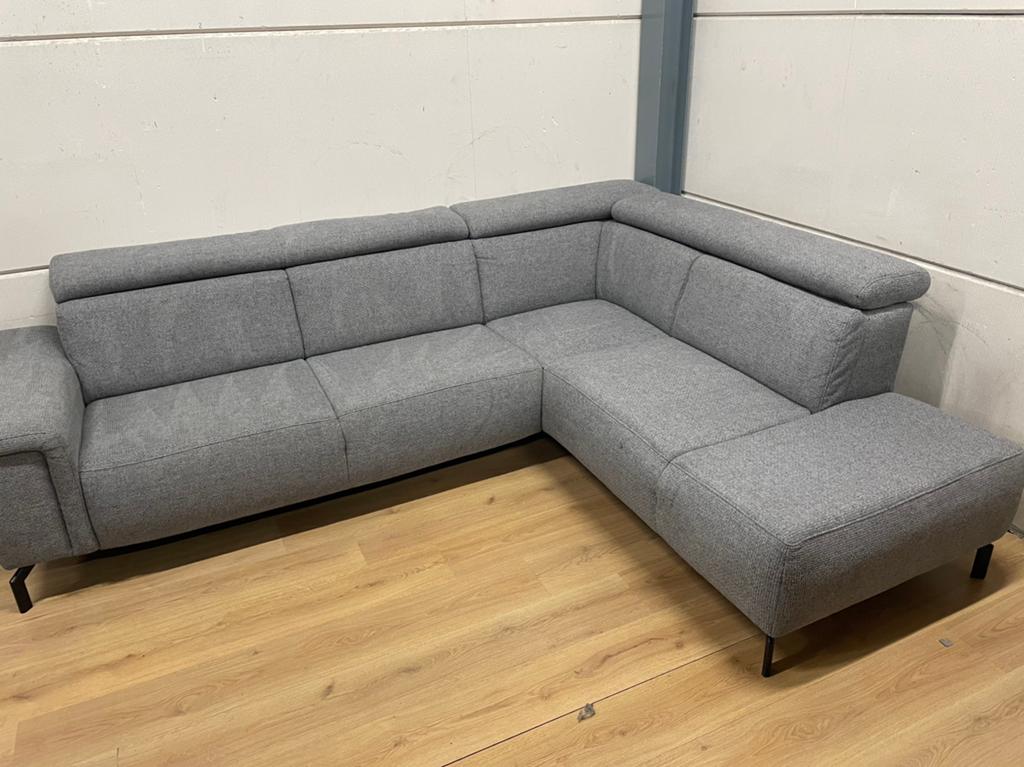 Mooie luxe grijze hoekbank met hoofdsteunen - GEREINIGD!!!