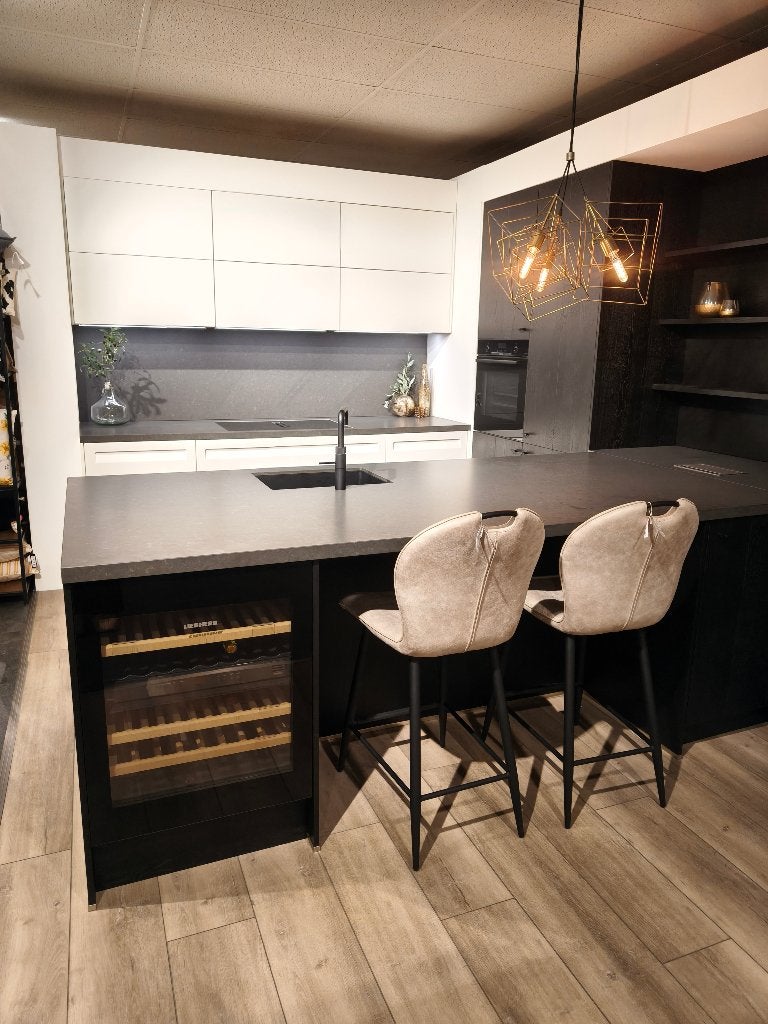 Moderne keuken met kookeiland en SIEMENS inbouwapparatuur, Ophalen, Greeploos, Zwart, Nieuw