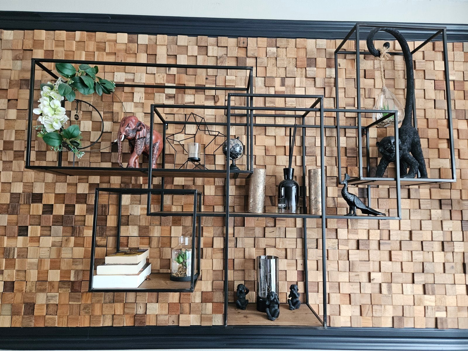 Metalen wandrek met decoratieve beeldjes, Ophalen, Gebruikt