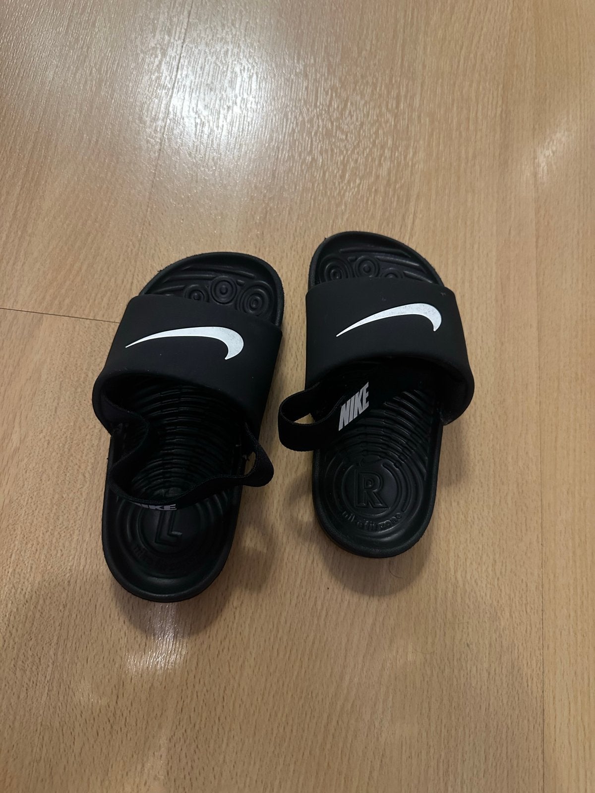 Nike slippers met hielbandje - Zwart, maat 26 (valt klein), Kinderen en Baby's, Ophalen, Zo goed als nieuw, Jongen of Meisje, Overige typen