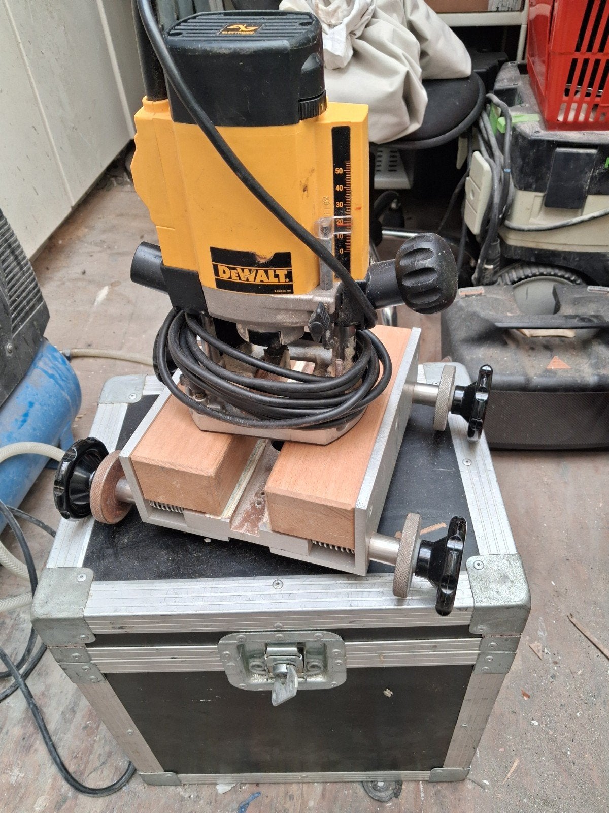 DeWalt Bovenfrees - Goede Staat met koffer, Doe-het-zelf en Verbouw, Gereedschap | Freesmachines, Gebruikt, DeWalt, Ophalen of Verzenden