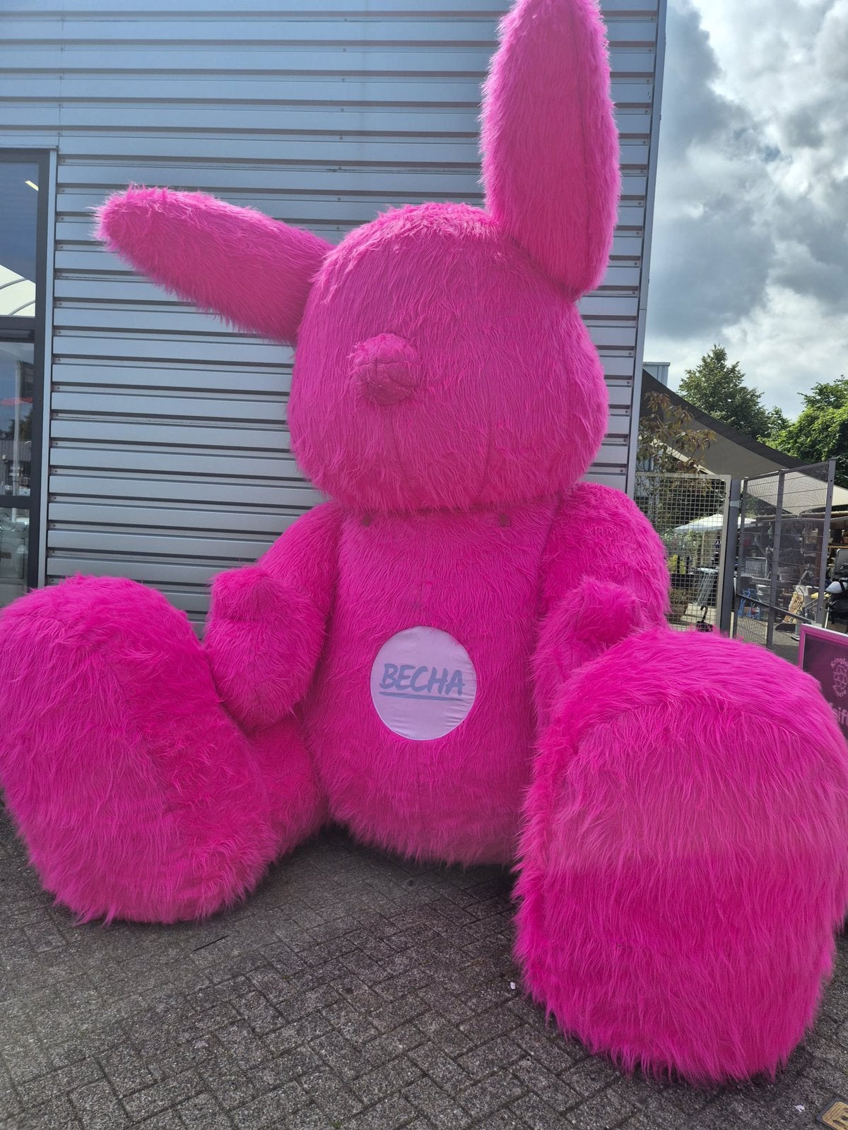 Elektrisch opblaasbaar Fluffy roze konijn 4,5 meter, Ophalen, Gebruikt