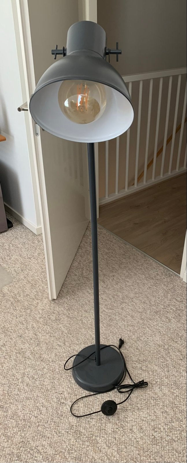 Grijze staande lamp Karwei, 1.35m, incl. warme LED bol, Ophalen, Gebruikt, Metaal, 100 tot 150 cm