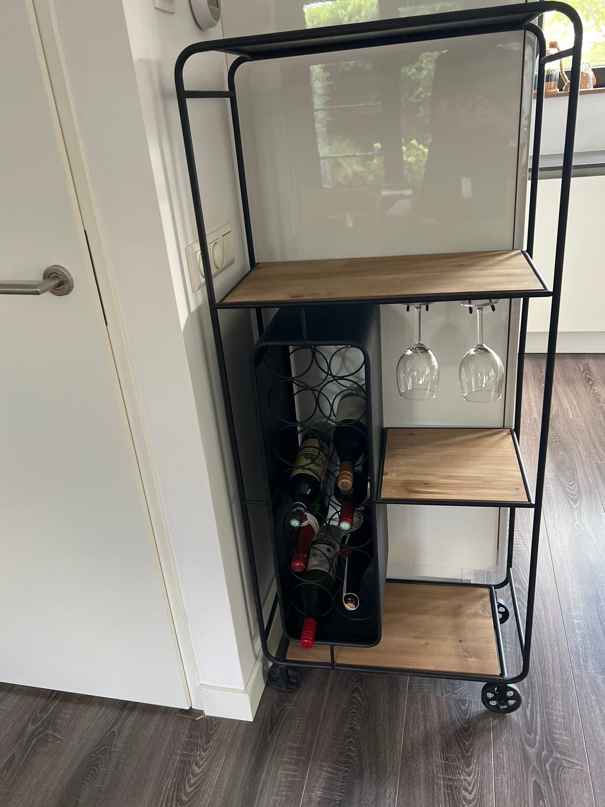 Wijnrek op wielen met planken en glashouders, Ophalen, Gebruikt, 5 tot 15 flessen, 75 – 100