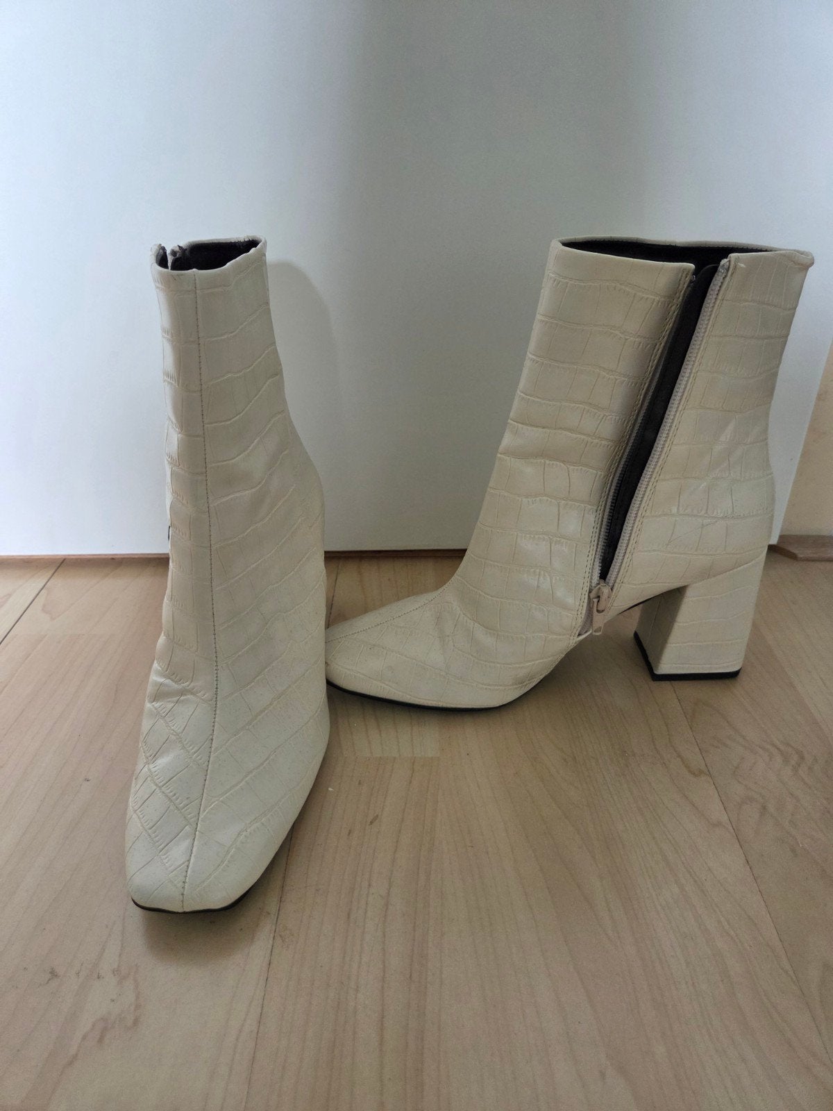 Crèmekleurige enkellaarzen met krokodillenprint, Kleding | Dames, Ophalen of Verzenden, Zo goed als nieuw, Beige, Lage of Enkellaarzen