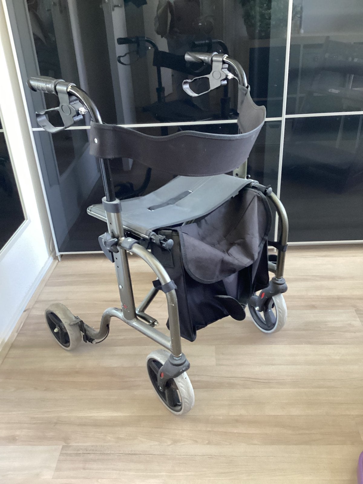 Zeer nette B&B rollator met rugleuning, Ophalen, Opvouwbaar