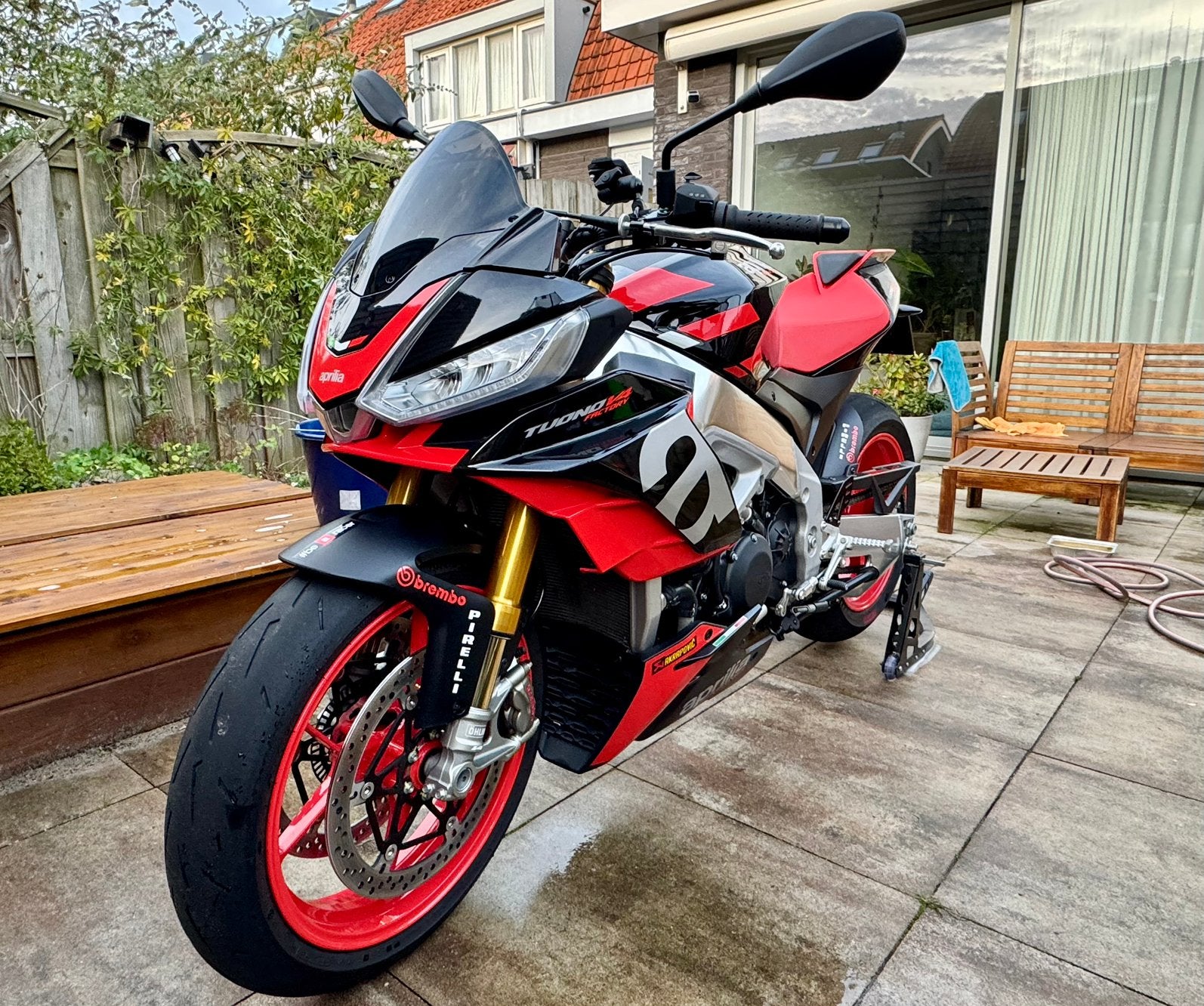 Zeer nette Aprilia Tuono V4 Factory, Ophalen, Zo goed als nieuw