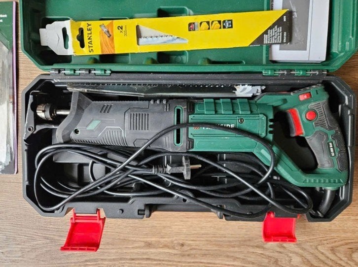 Te huur: Parkside Reciprozaag PFS 850 C3 met zaagbladen, Doe-het-zelf en Verbouw, 70 mm of meer, 600 tot 1200 watt, Ophalen of Verzenden