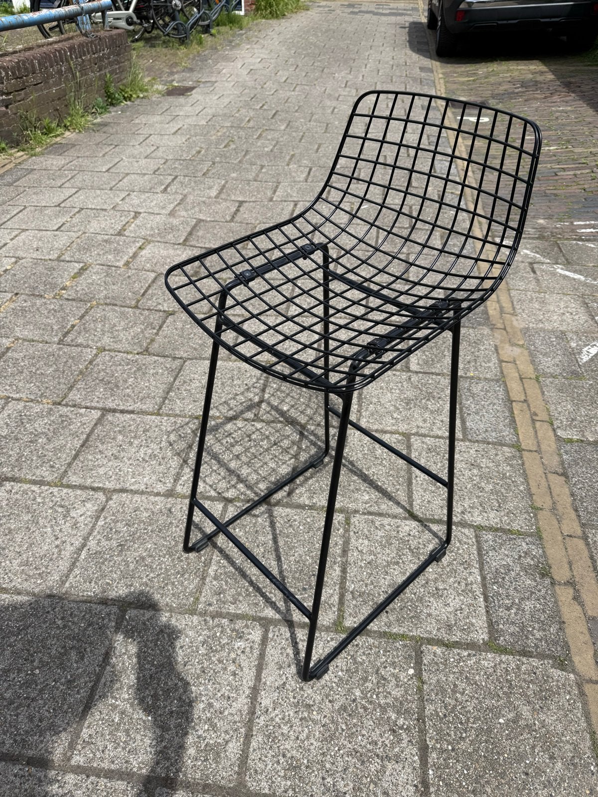 2x Zwarte metalen barkruk - Roosterdesign, Ophalen, Gebruikt, Met voetsteun, 90 cm of meer
