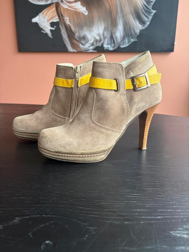Moccio enkellaarsjes beige suède met geel riempje - Mt 39, Kleding | Dames, Schoenen, Ophalen of Verzenden, Zo goed als nieuw