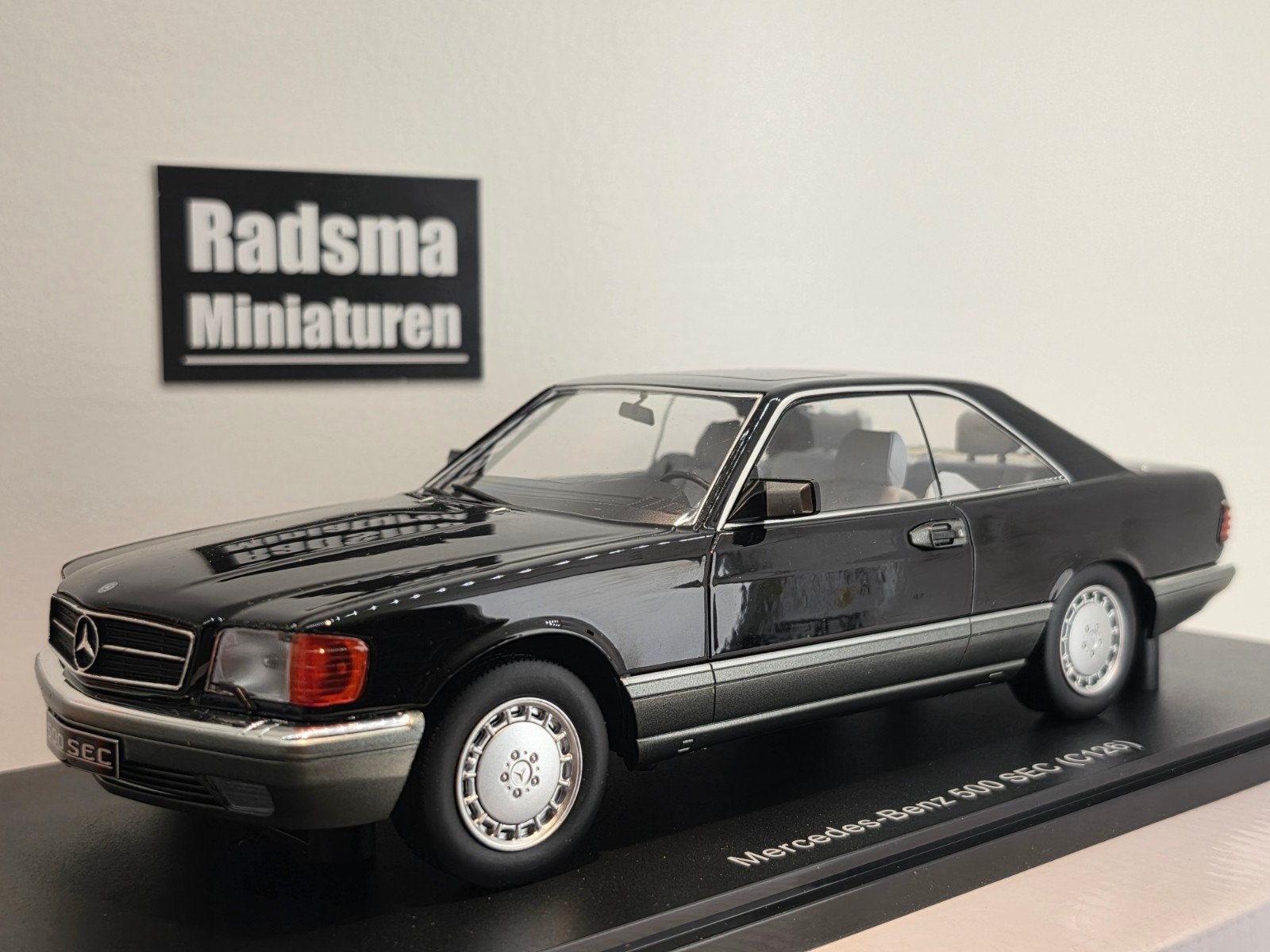 Mercedes-Benz 560 SEC C126 - Zwart - 1:18 KK-SCALE, Kk-scale, Auto, Nieuw, Ophalen of Verzenden