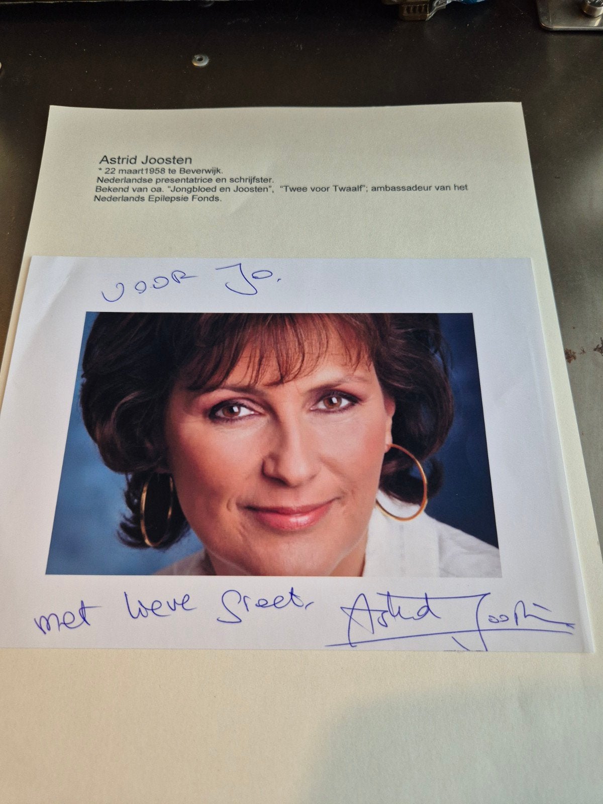 2 gesigneerde foto's van Astrid Joosten, Ophalen of Verzenden, Gebruikt, Foto of Kaart, Gesigneerd