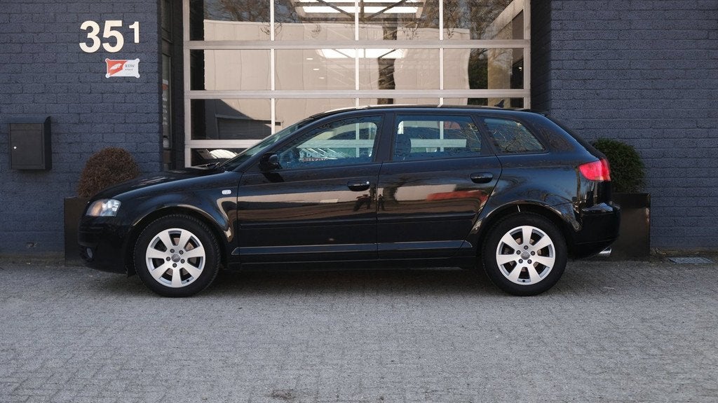 Audi A3 Sportback 1.8 TFSI Attraction automaat|cruise|leder, Auto's, Audi, 1345 kg, Gebruikt, Zwart, 4 cilinders