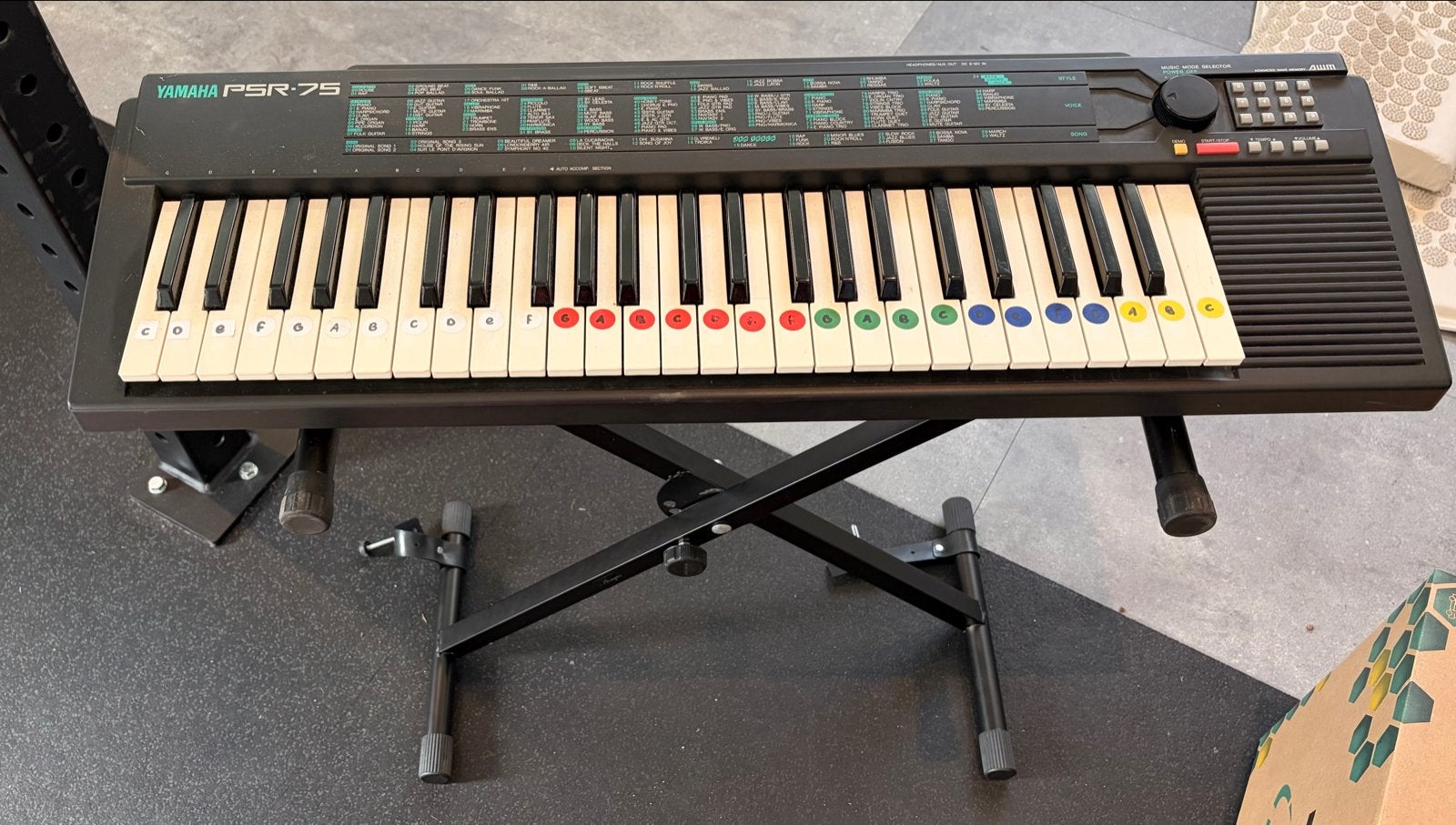 Yamaha Portatone PSR-75 Keyboard met standaard, Muziek en Instrumenten, Yamaha, Zo goed als nieuw, Met standaard, Ophalen