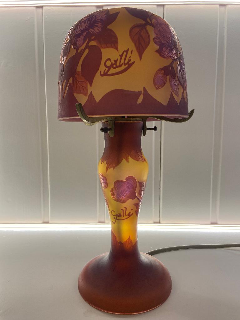 Elegante “Gallé” cameo glaslamp met floraal decor - Art Deco, Art-déco, Ophalen of Verzenden, Minder dan 50 cm, Glas