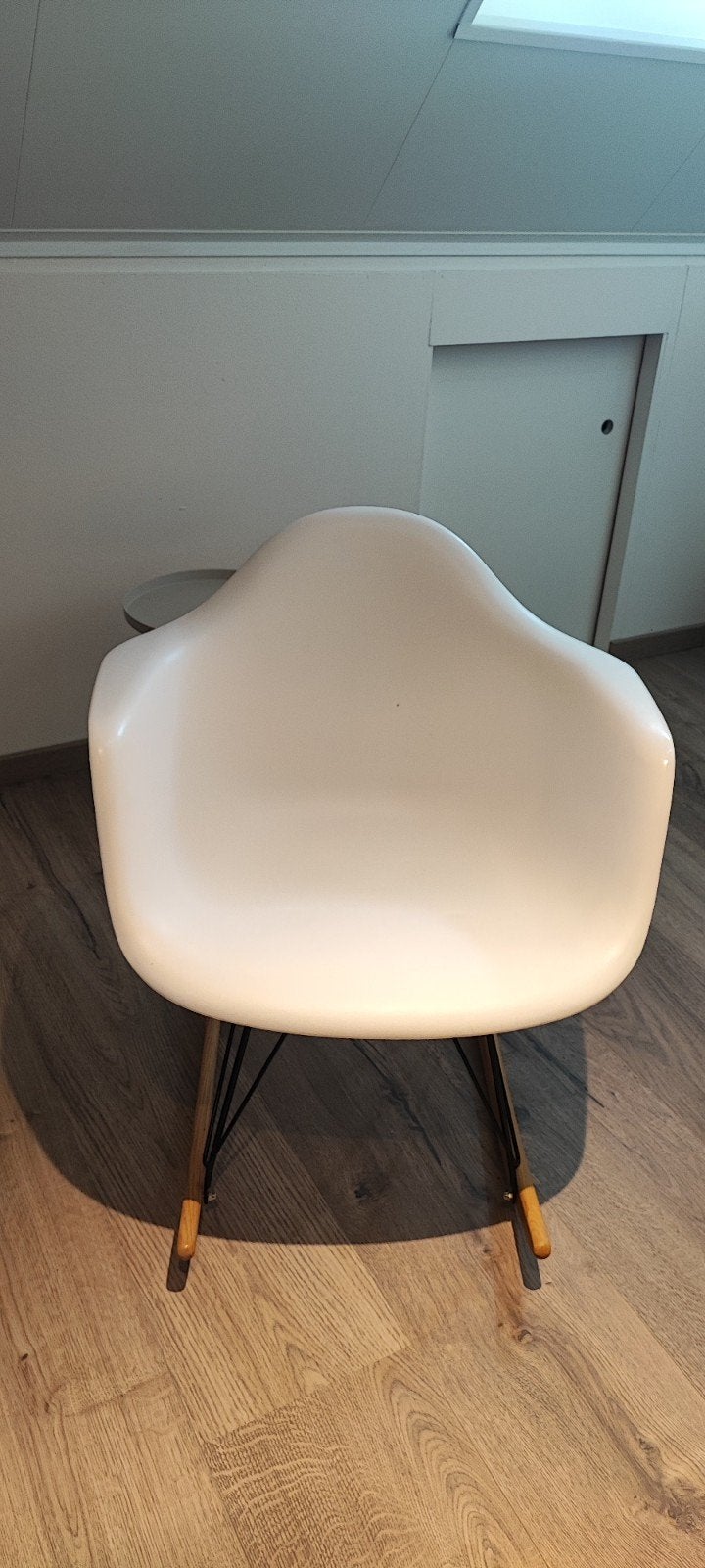 Witte schommelstoel, Eames stijl, Huis en Inrichting, Gebruikt, Hout, Wit, Eén