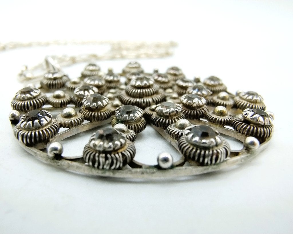Ketting met Zeeuwse zilveren knop hanger ingelegd steentjes, Met edelsteen, Info@zilverwebsite.nl, Verzenden, Zo goed als nieuw