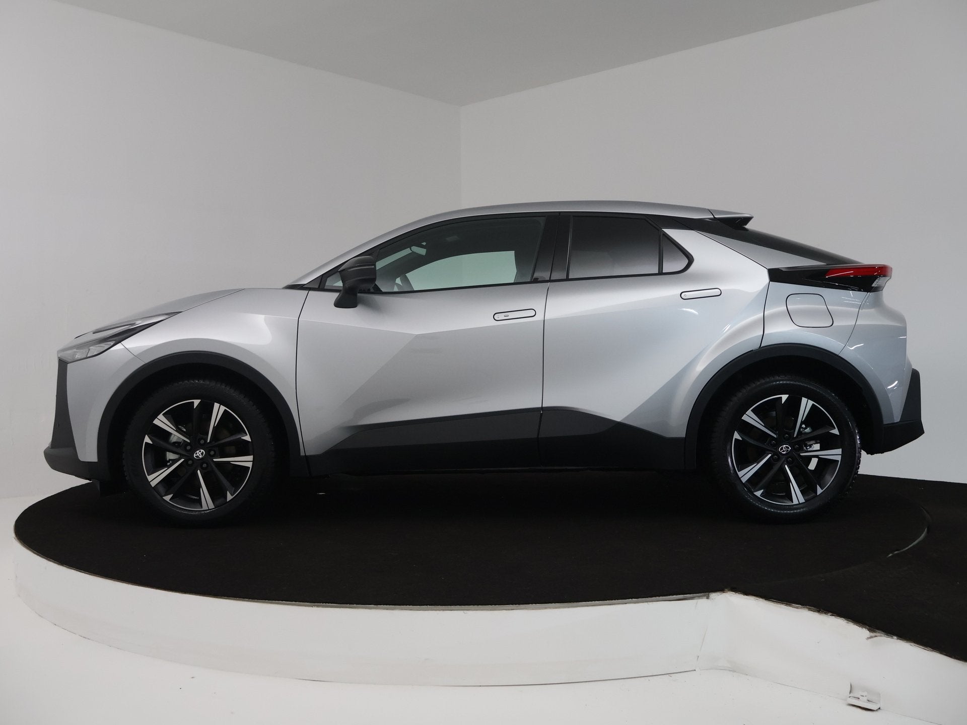 Toyota C-HR 1.8 Hybrid 140 Dynamic | Navigatie | BLS | PDC |, 12 maanden, Stof, 4 cilinders, 122 pk