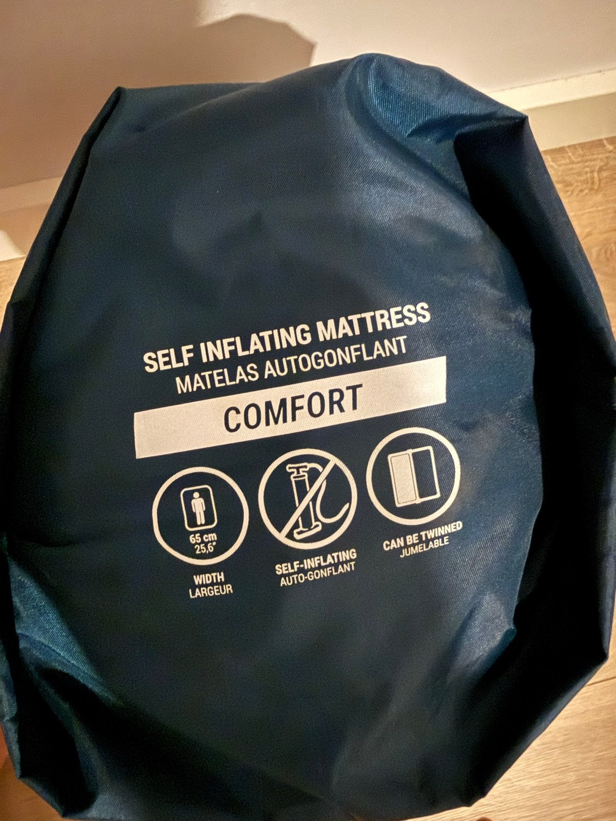 Zelfopblazend matras quechua  -65 cm breed 190 lang, Caravans en Kamperen, Luchtbedden, Ophalen of Verzenden, Ingebouwde pomp