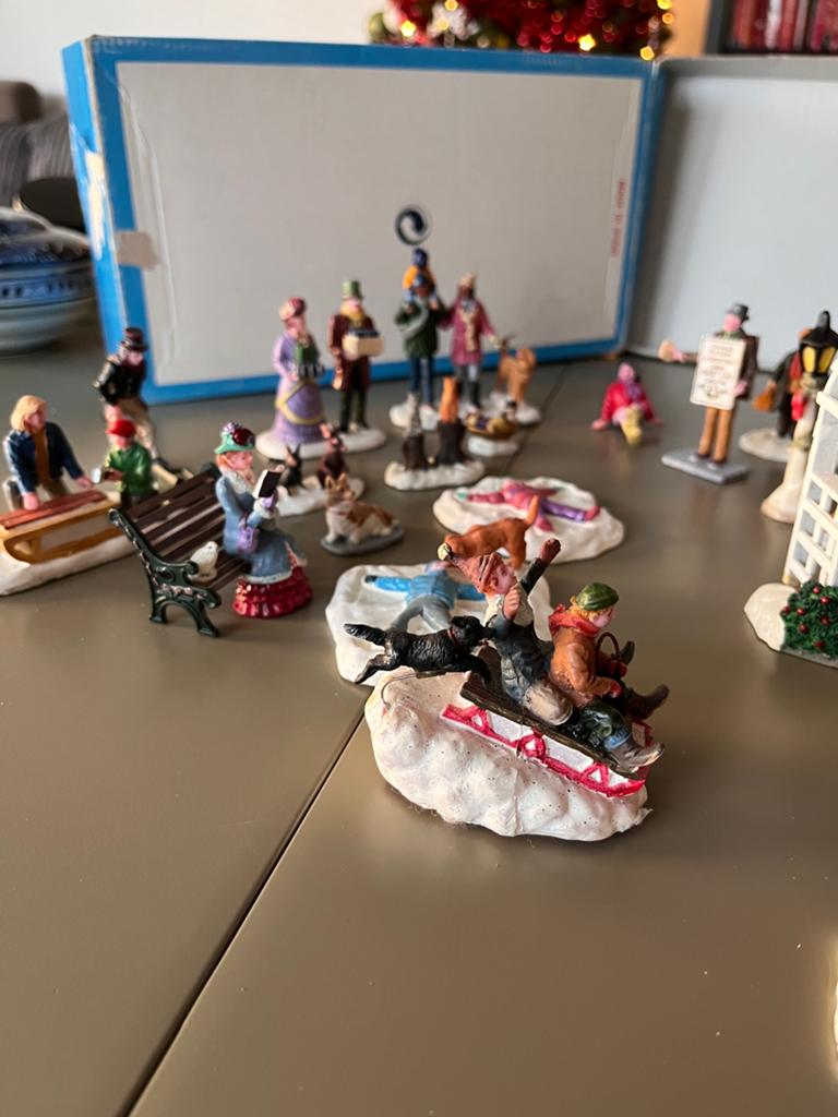 Diverse lemax huizen en figuren, Diversen, Ophalen, Zo goed als nieuw