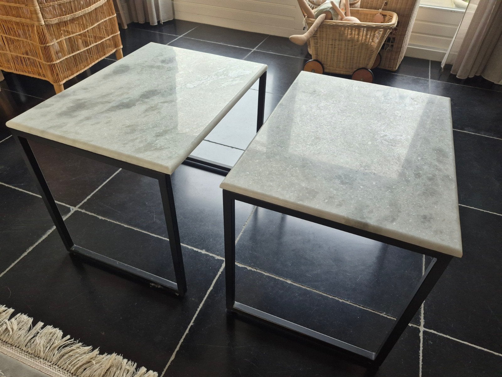Set van 2 marmeren bijzettafels met metalen onderstel, Ophalen, Minder dan 55 cm, Modern, Industrieel, Zo goed als nieuw