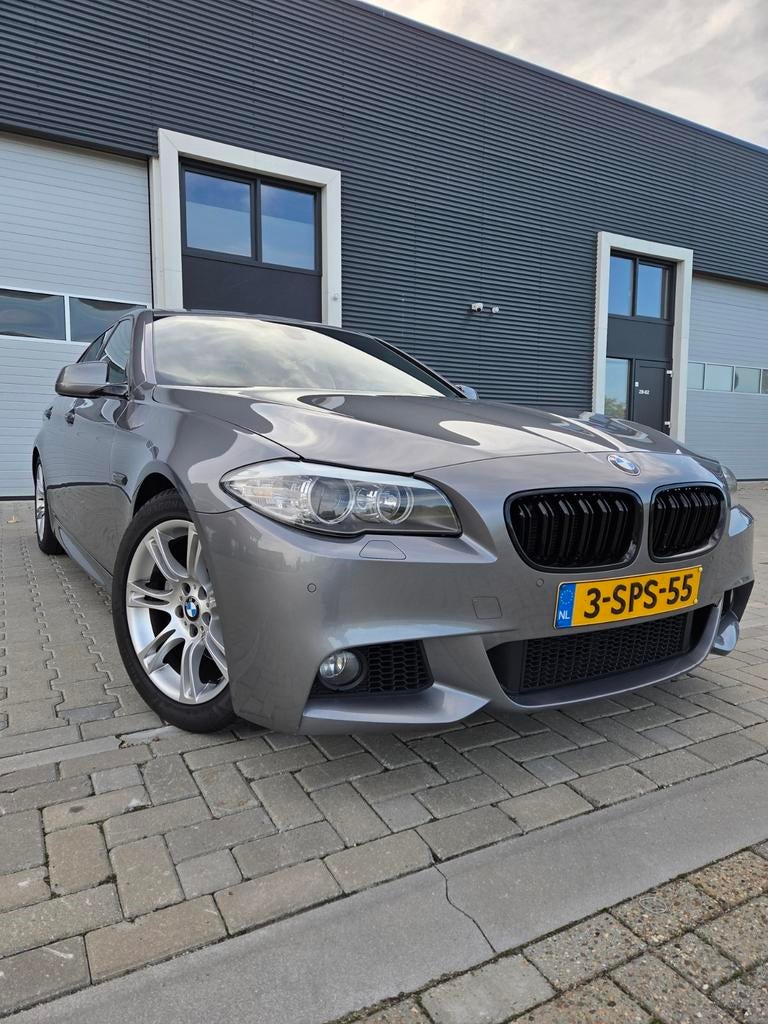 BMW 5 Serie 520i M Sport Edition High Exe/NL-AUTO/Alcantara/, Auto's, Zwart, 4 cilinders, 2000 kg, Alcantara