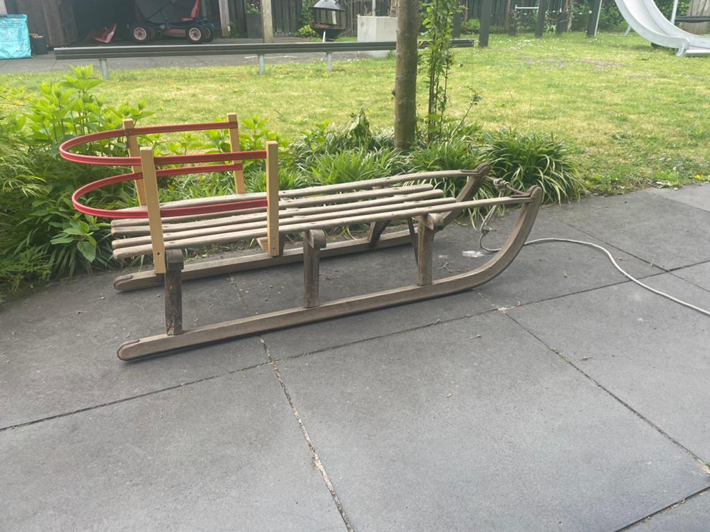 Vintage houten slee met rugleuning, Kinderen en Baby's, Ophalen, Rugleuning, Gebruikt, Hout