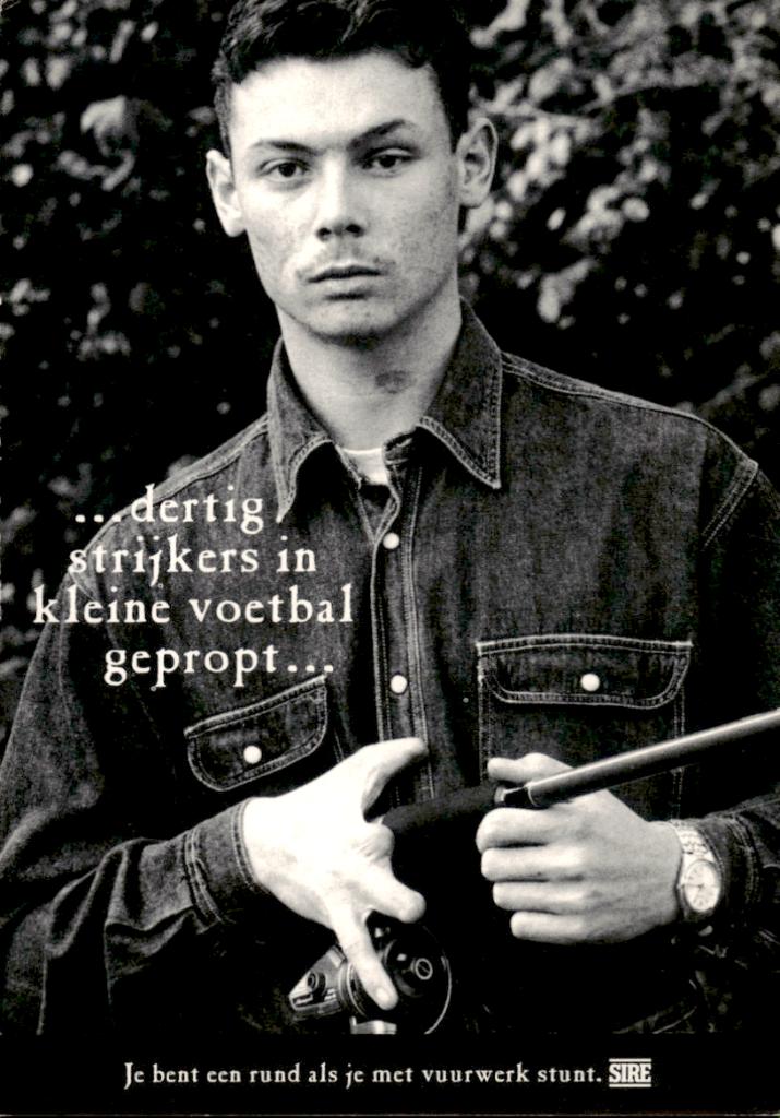 fotokaart, dertig strijkers in kleine voetbal gepropt..., Verzenden, 1980 tot heden, Ongelopen, Overige thema's