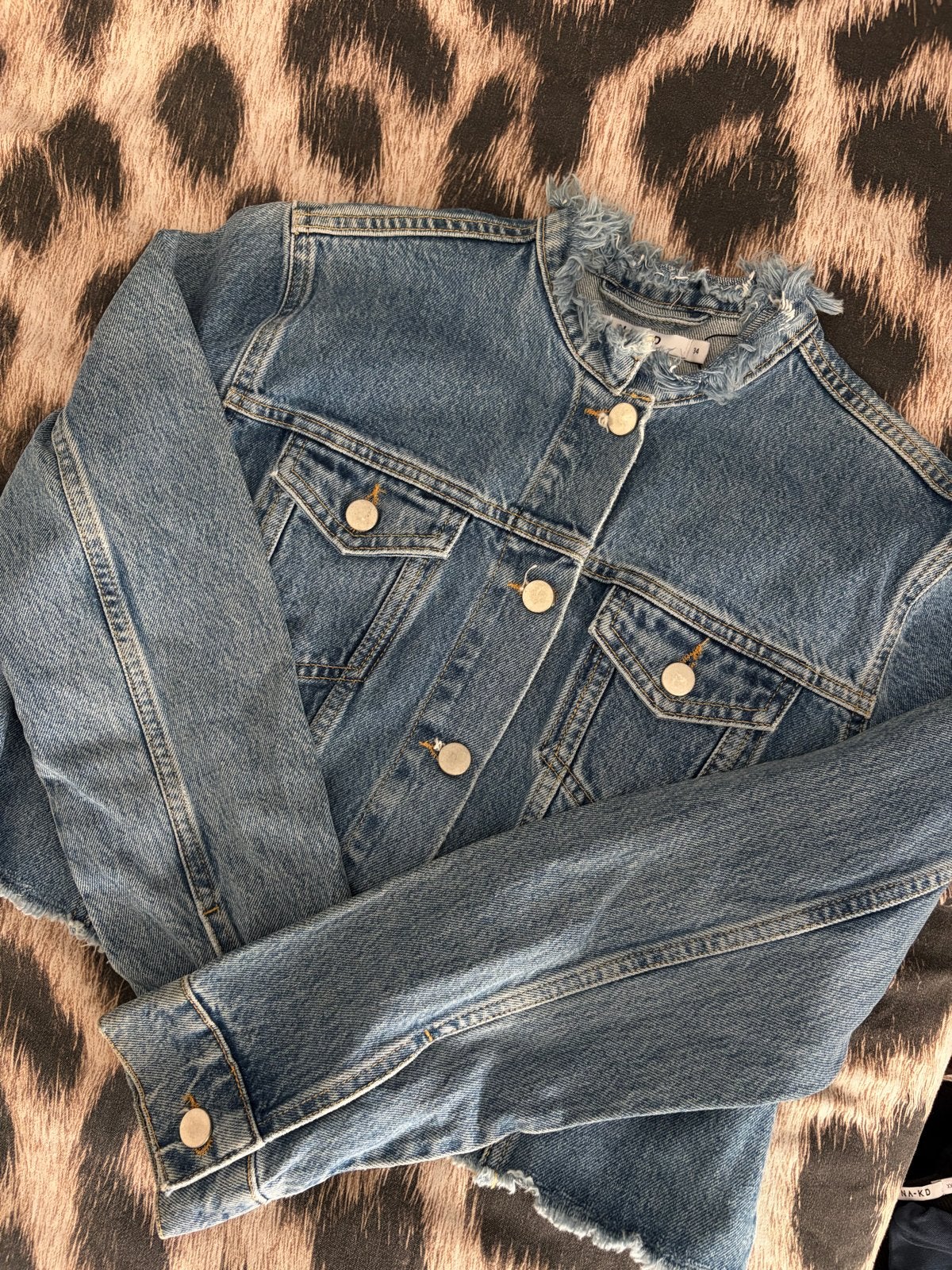 NA-KD spijkerjack met gerafelde details maat 34, Verzenden, Zo goed als nieuw, Maat 34 (XS) of kleiner, Blauw