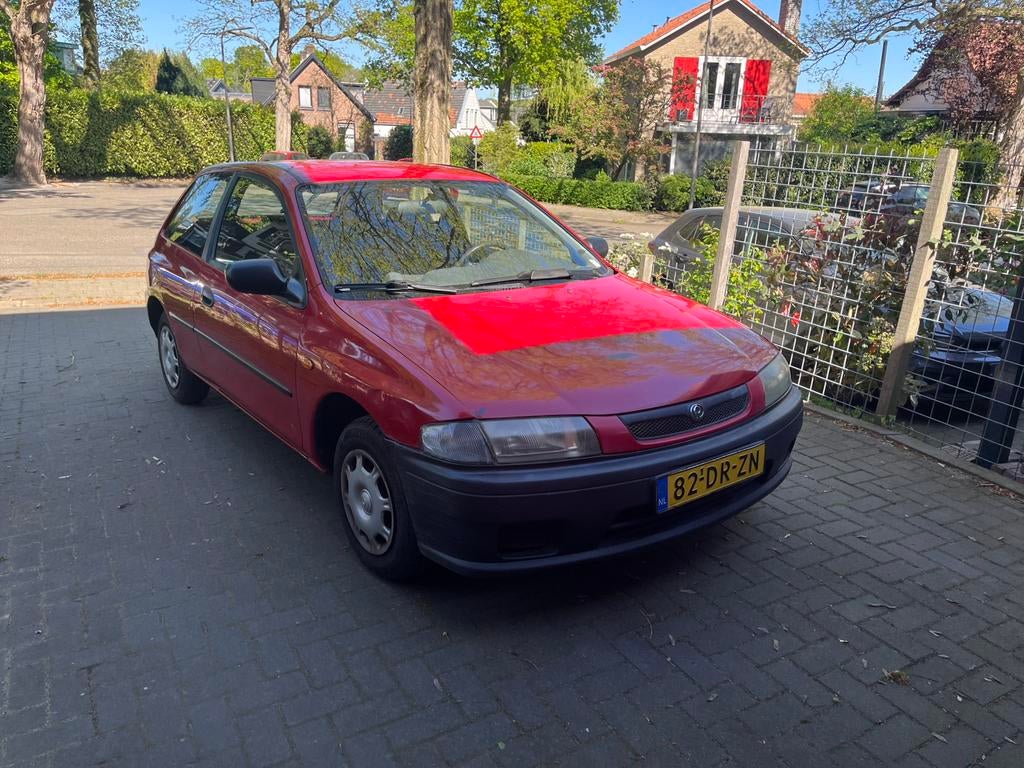 Mazda 323 1997 Rood, Auto's, Voorwielaandrijving, Stof, 4 cilinders, 400 kg