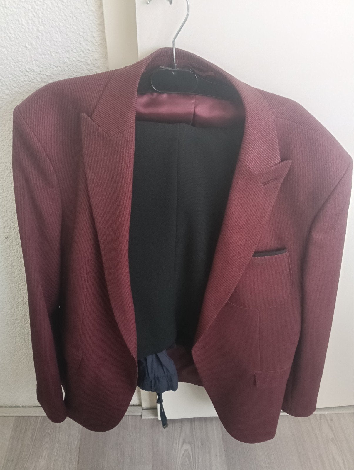 Bordeaux Colbert met Zwarte Broek - Eenmalig Gedragen, Ophalen of Verzenden, Zo goed als nieuw, Rood