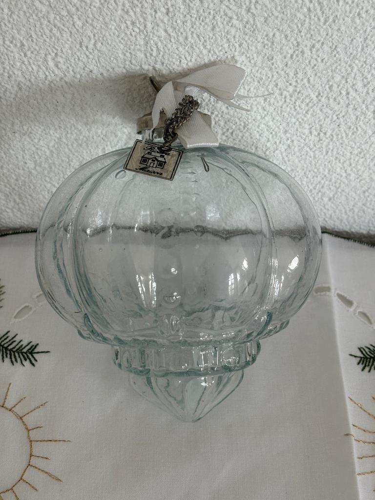 Riviera Maison glazen hanger met metalen dop en wit lint, Huis en Inrichting, Woonaccessoires | Overige, Gebruikt, Info@rivieramaison.nl