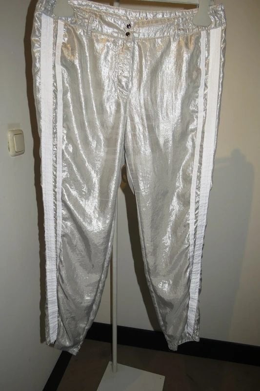 Marccain broek zilver kleur witte banden zijkanten N3/M