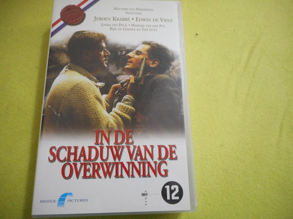 IN DE SCHADUW VAN DE OVERWINNING! Top Klassieker Op VIDEO!, Cd's en Dvd's, Verzenden, Zo goed als nieuw, Vanaf 12 jaar, VHS