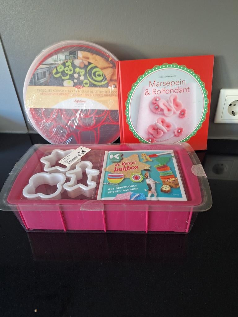Bakbox, bakboek en koekstekers set, Ophalen of Verzenden, Nieuw, Taarten of Cupcakes, Bakvorm