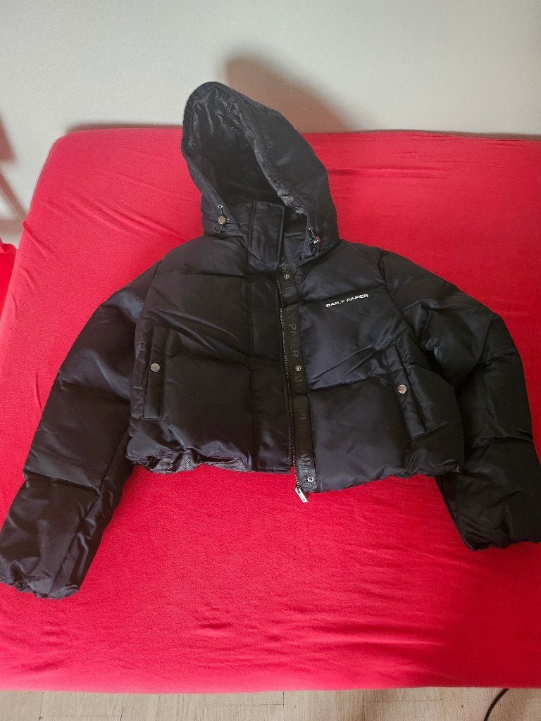 Daily Paper EPUFF CROPPED Puffer Jas Zwart Maat XL, Kleding | Dames, Jassen | Winter, Ophalen, Daily paper, Zwart, Maat 46/48 (XL) of groter