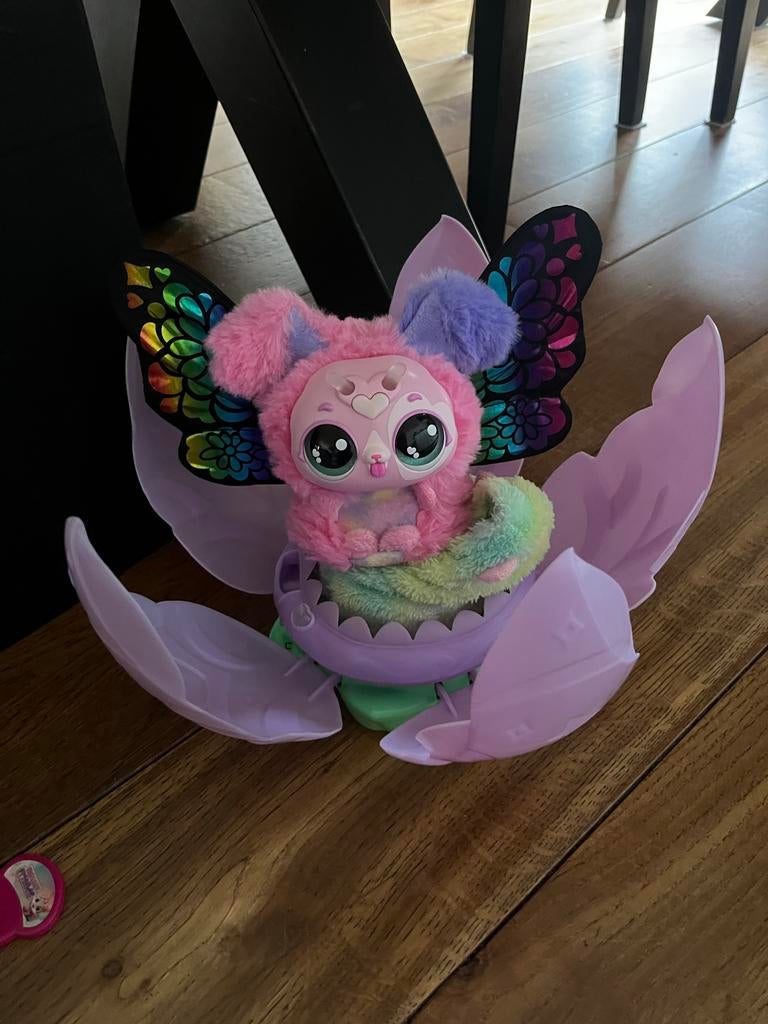 Hatchimals Roze knuffel met vlindervleugels in bloem, Ophalen of Verzenden, Gebruikt, Meisje