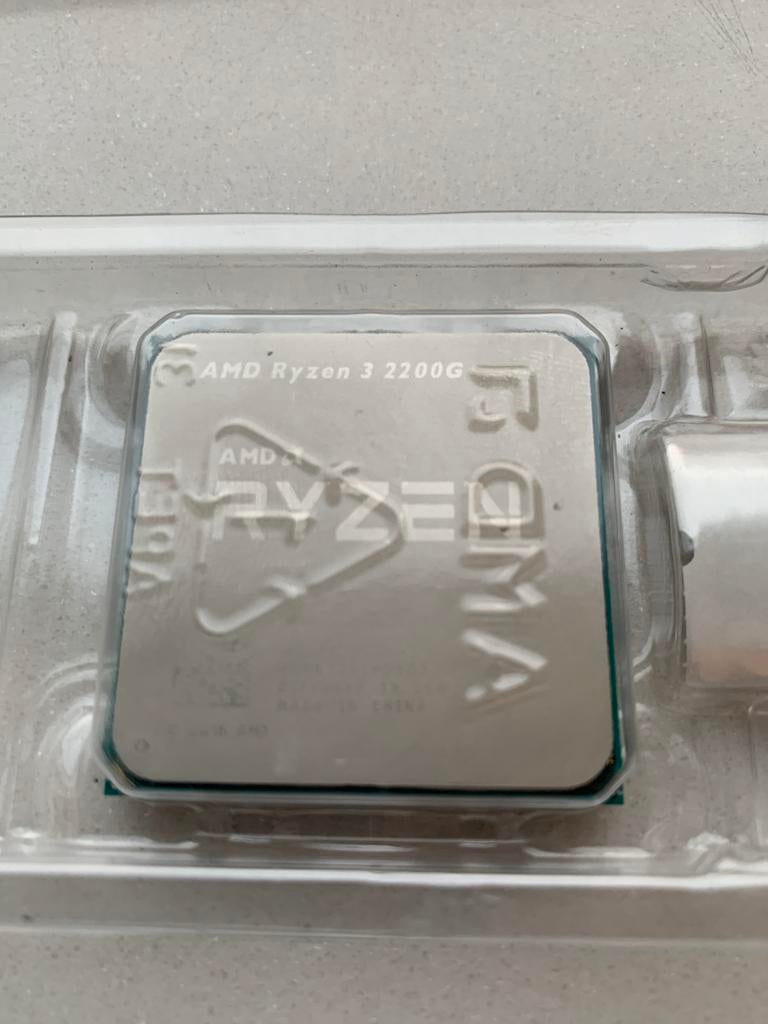 AMD Ryzen 3 2200G Processor met Radeon Vega 8 Graphics, Ophalen of Verzenden, Zo goed als nieuw, 4-core, 3 tot 4 Ghz