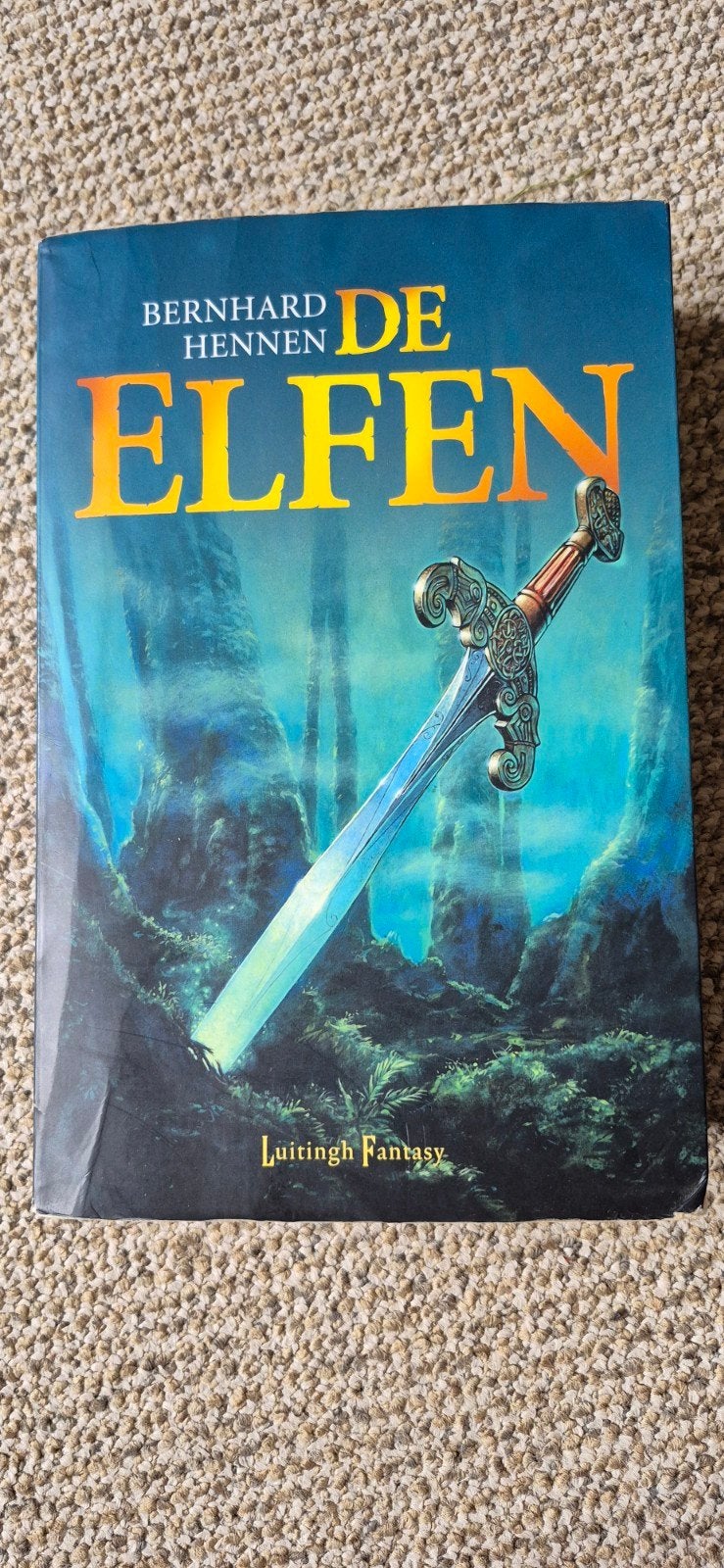 Bernhard Hennen, de elfen. deel 1 van dit epos., Ophalen of Verzenden, Zo goed als nieuw