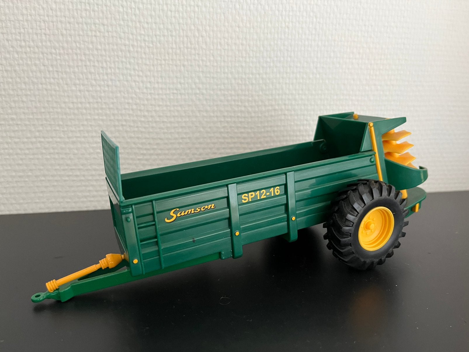 Samson meststrooier britains 1:32, Ophalen of Verzenden, Zo goed als nieuw, Tractor of Landbouw, SIKU
