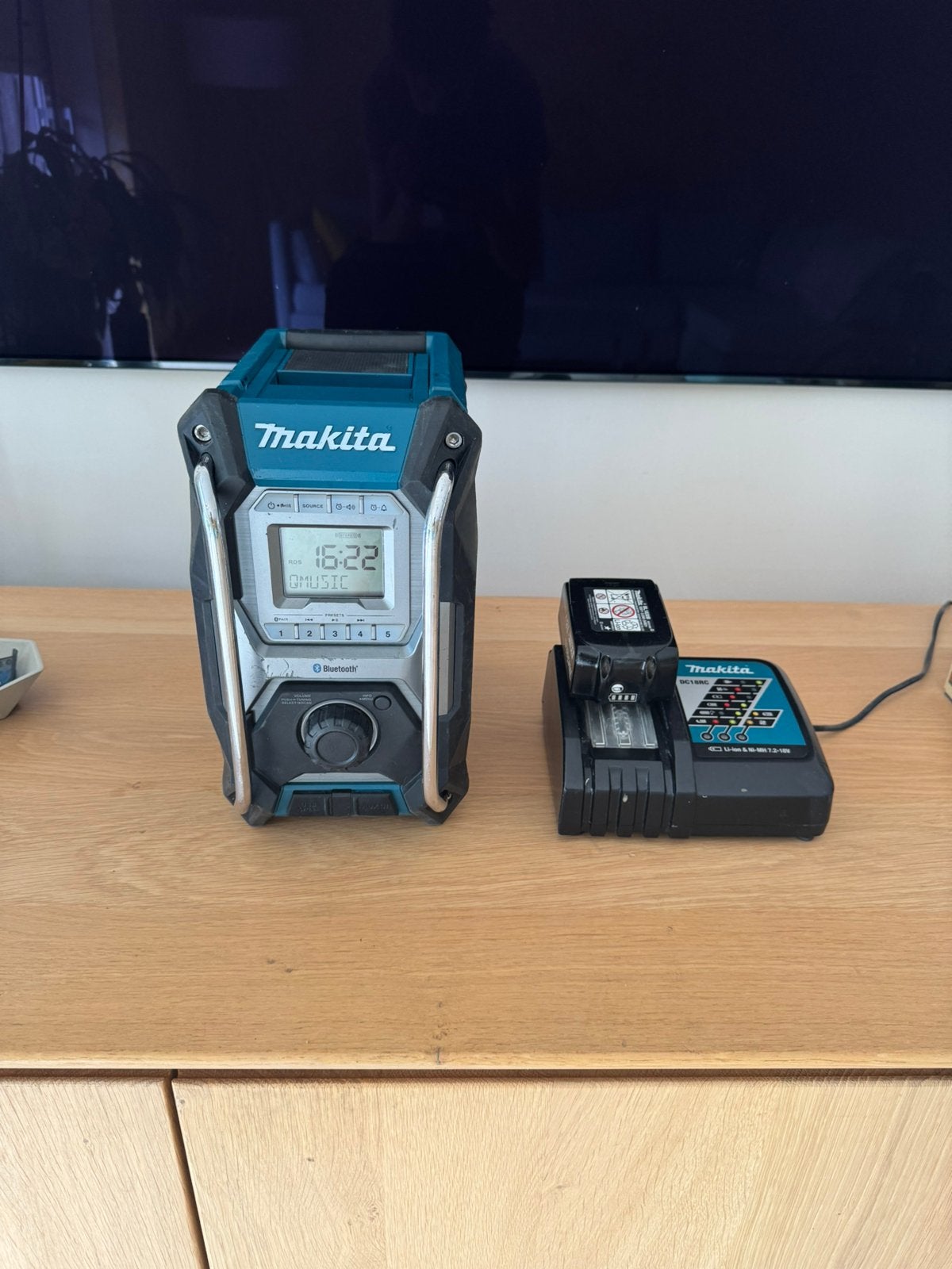 Makita mr002g bouwradio met accu en lader Bluetooth, Audio, Tv en Foto, Radio's, Ophalen, Zo goed als nieuw, Bouwradio