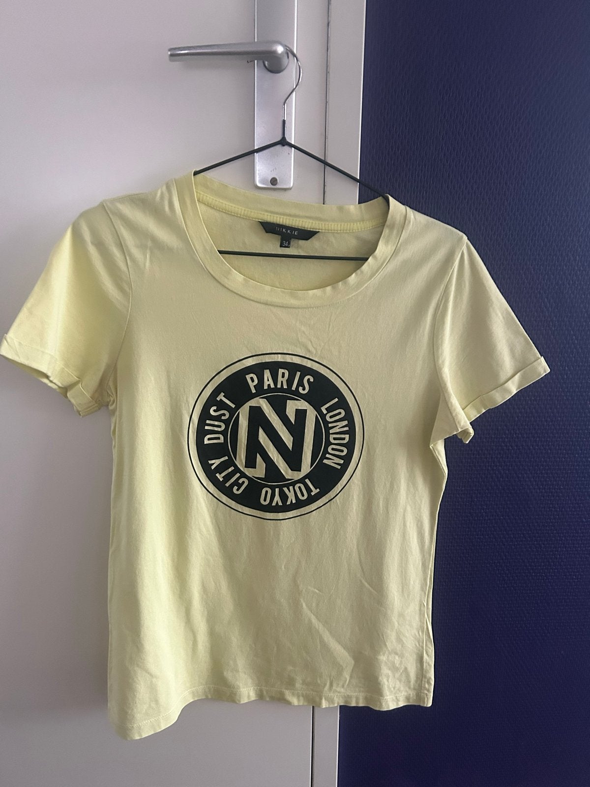 Nikkie shirt maat 34 met print, Geel, Ophalen of Verzenden, Zo goed als nieuw, Korte mouw