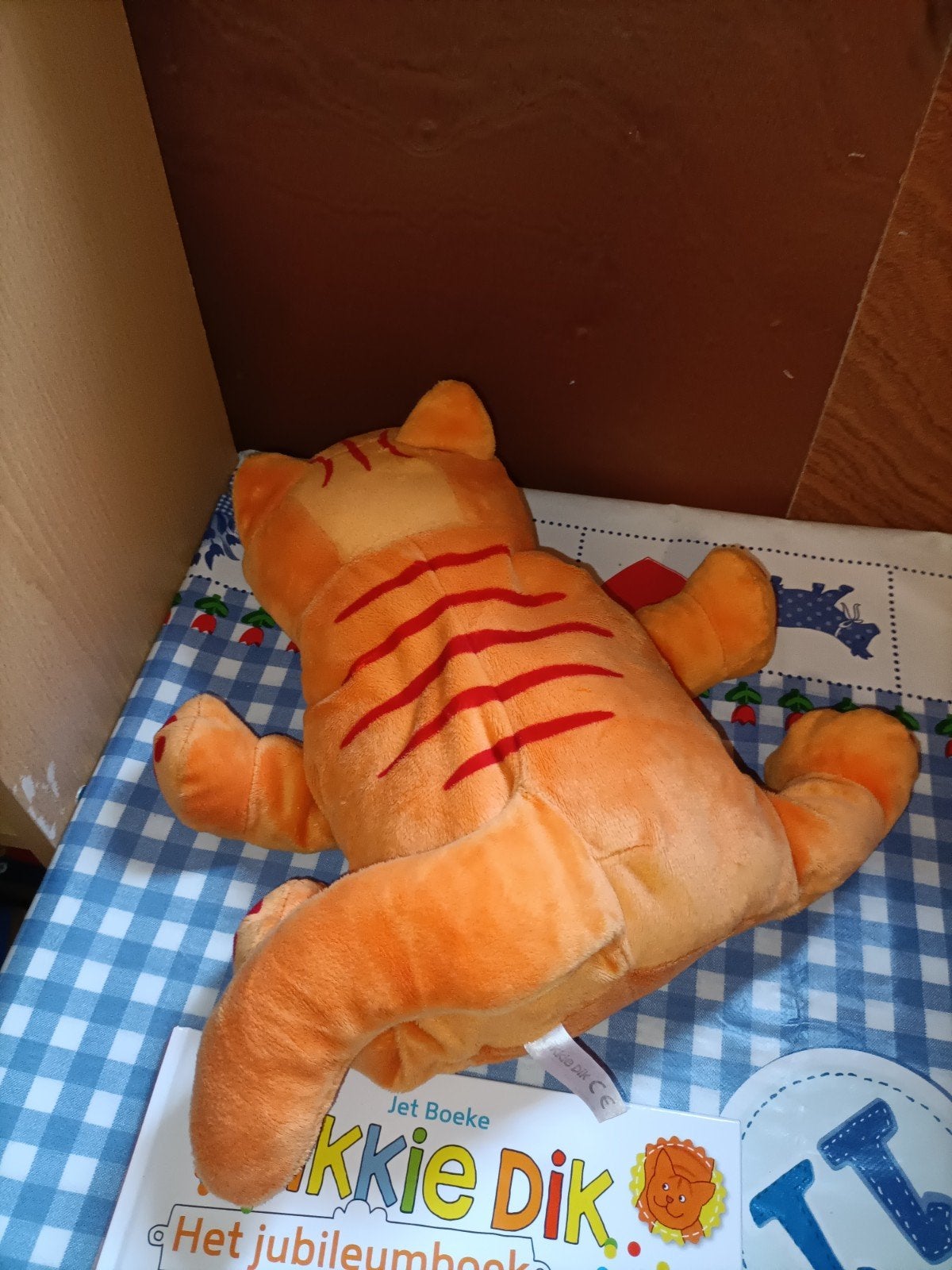 Dikkie Dik knuffel grote versie + boek Het Jubileumboek, Ophalen of Verzenden, Zo goed als nieuw, Overige typen